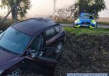 Od niezapiętych pasów do policyjnego pościgu. Ucieczkę zakończył na nasypie kolejowym