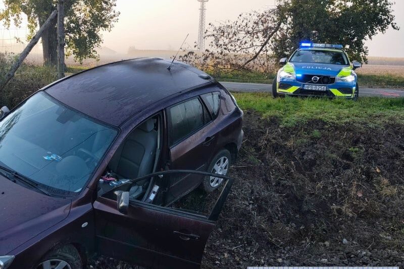 Od niezapiętych pasów do policyjnego pościgu. Ucieczkę zakończył na nasypie kolejowym
