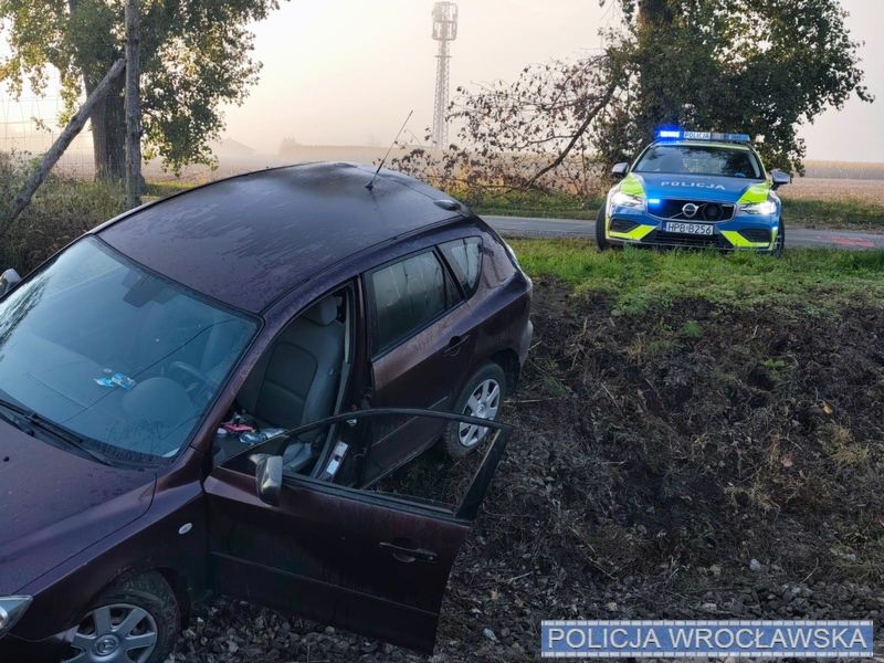 Od niezapiętych pasów do policyjnego pościgu. Ucieczkę zakończył na nasypie kolejowym